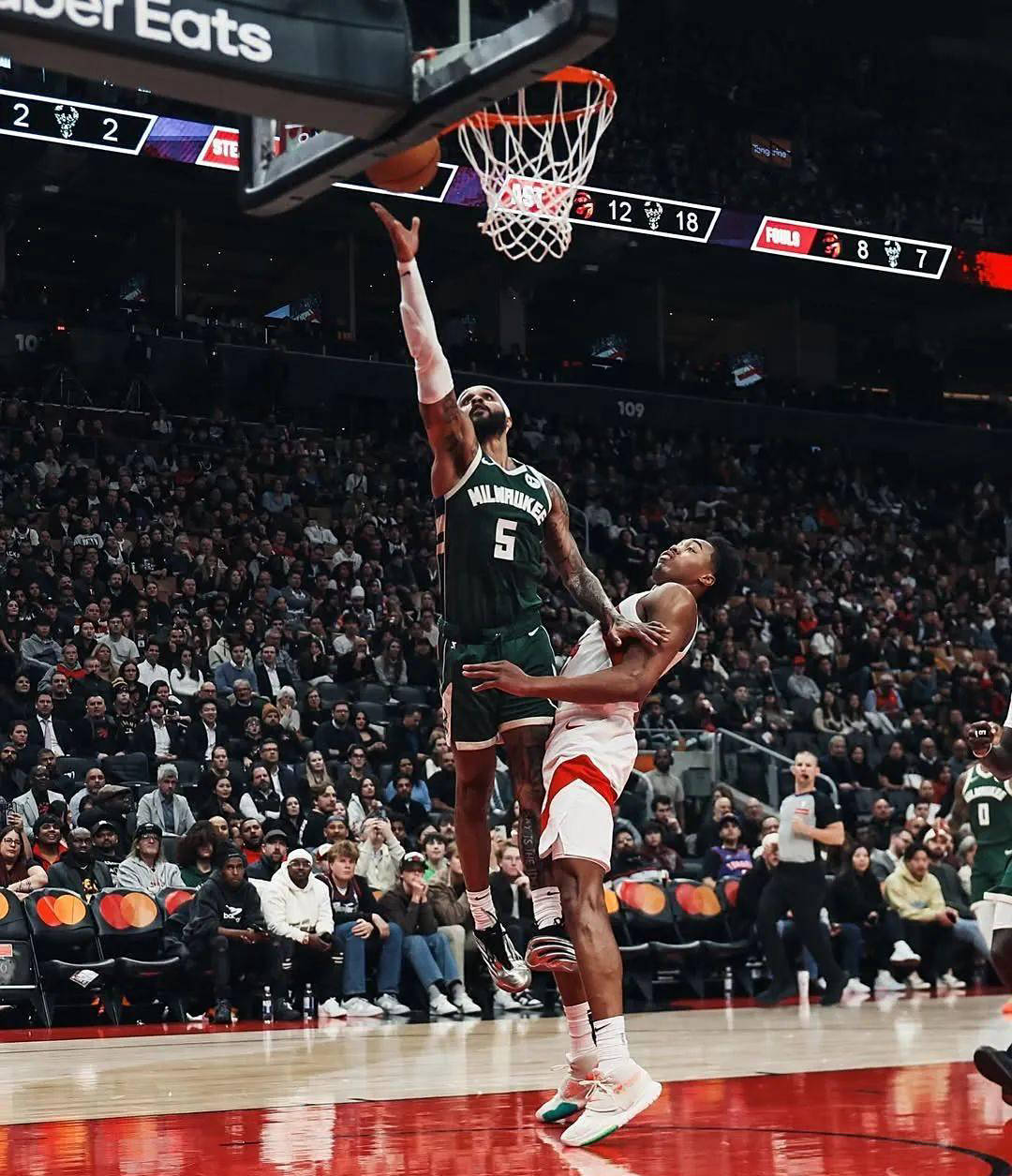 开云-字母哥重返赛场，晋级下一阶段首场状态出色，TES观众沸腾！