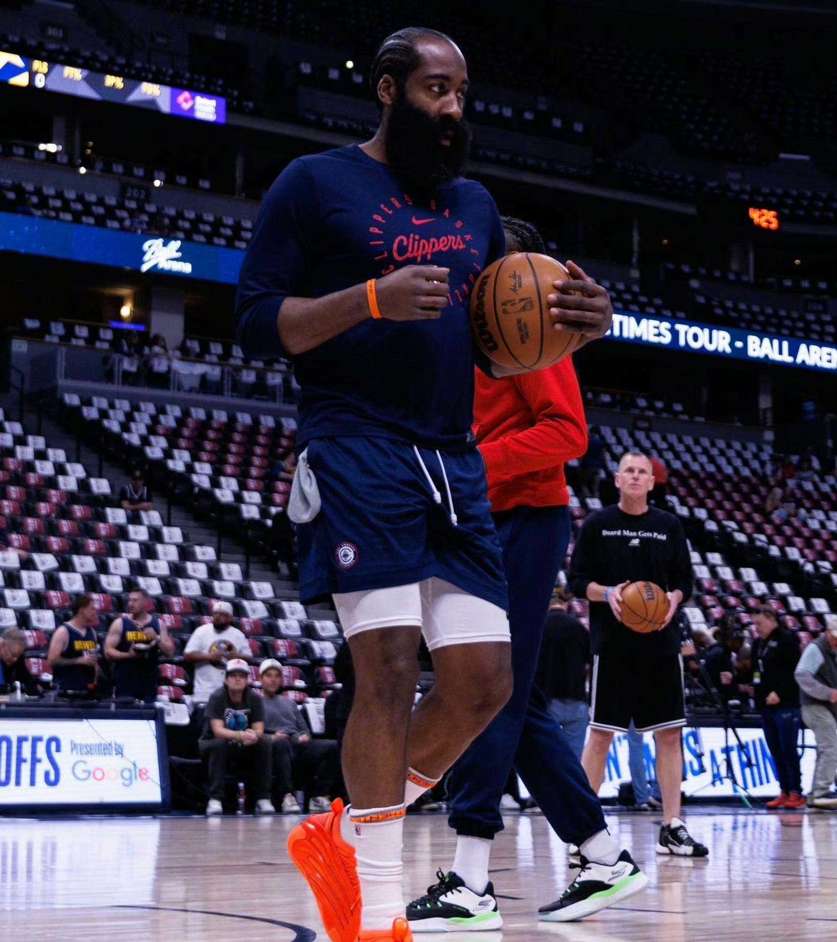 Kaiyun-哈登重返赛场，出色发挥首场状态出色，巴黎圣日耳曼观众沸腾！观众掌声雷动的简单介绍